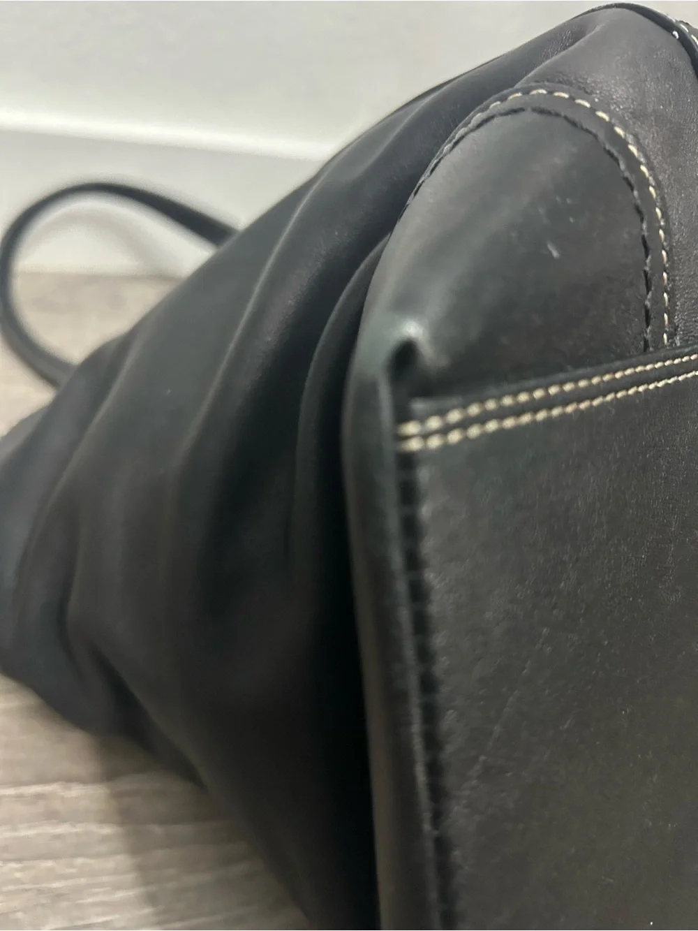 Classic Black Leather Tote Bag with Contrast Stitching